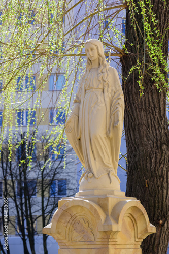 Osiedlowa kapliczka Matki Bożej w romantycznej wiosennej scenerii