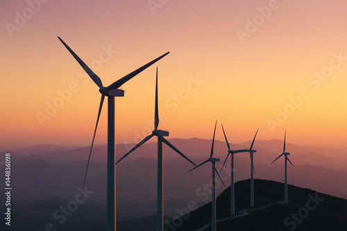 Schilderij op canvas renewable energy with wind turbines