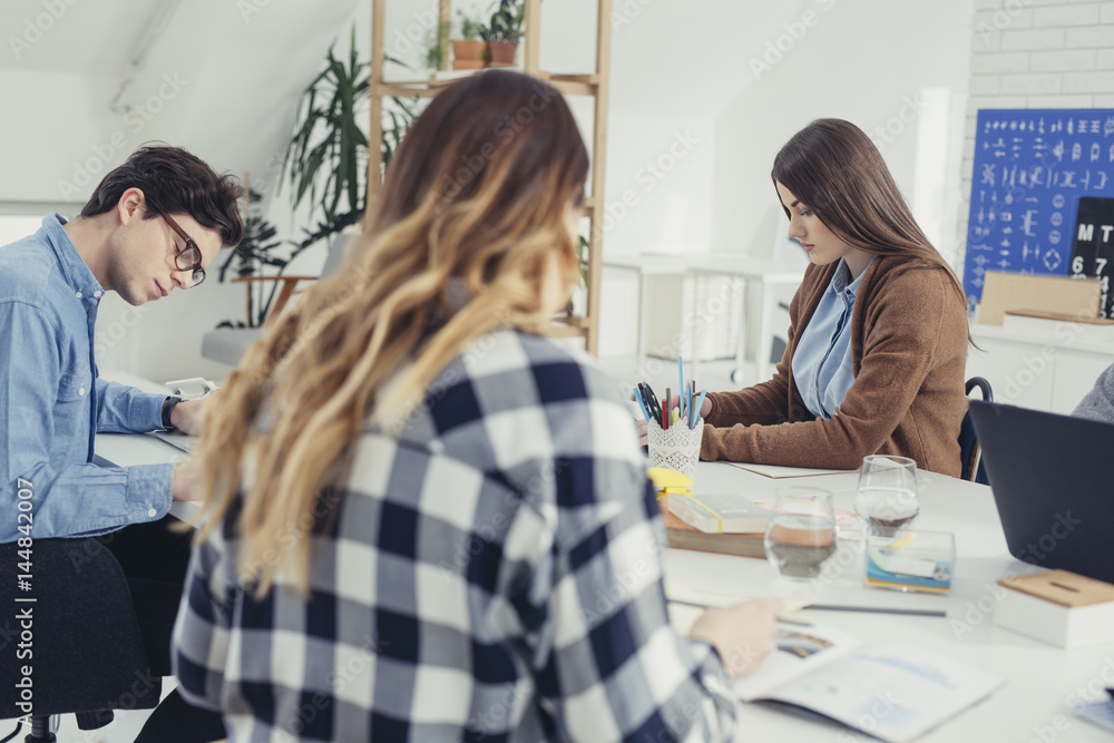 Obraz premium College Students Studying Together