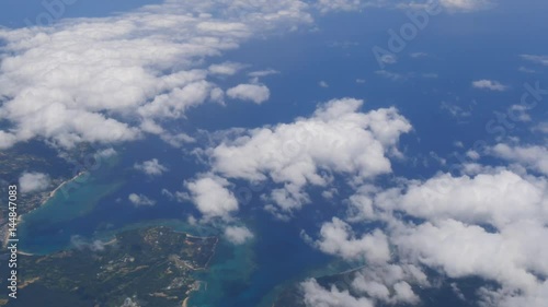 飛行機から見た沖縄の雲と海