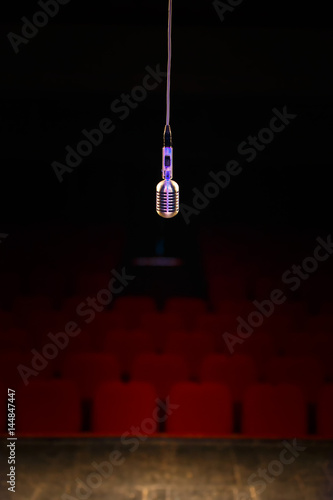 Εκτύπωση καμβά Retro Shure microphone in the theater stage lights