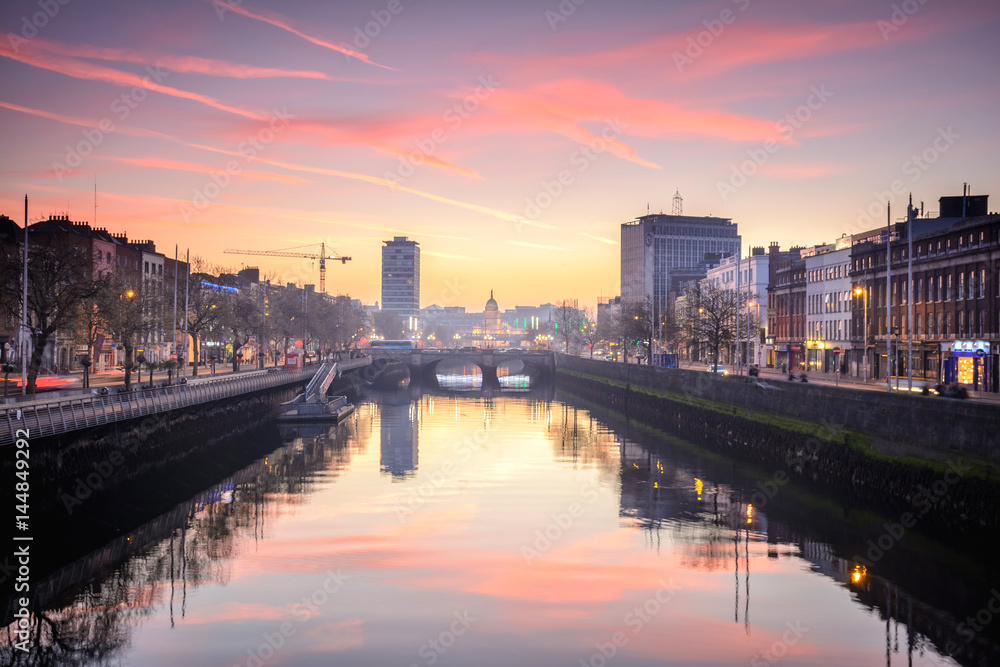Obraz premium spokój na brzegu rzeki Dublin w Irlandii