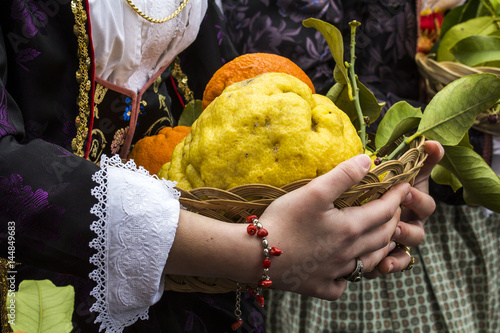 MURAVERA, ITALIA - APRILE 2, 2017:  45^ Sagra degli agrumi - dettaglio di un costume tradizionale sardo - Sardegna