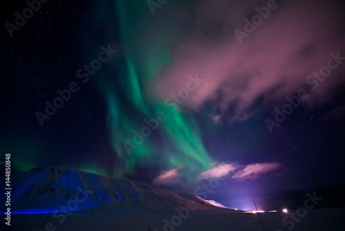 The polar Northern lights in the mountains of Svalbard  Longyearbyen  Spitsbergen  Norway wallpaper