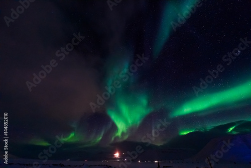 The polar Northern lights in the mountains of Svalbard, Longyearbyen, Spitsbergen, Norway wallpaper © bublik_polina