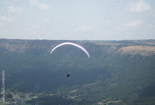 熊本県の阿蘇外輪山 観光地として有名な大観峰の上を飛ぶパラグライダー