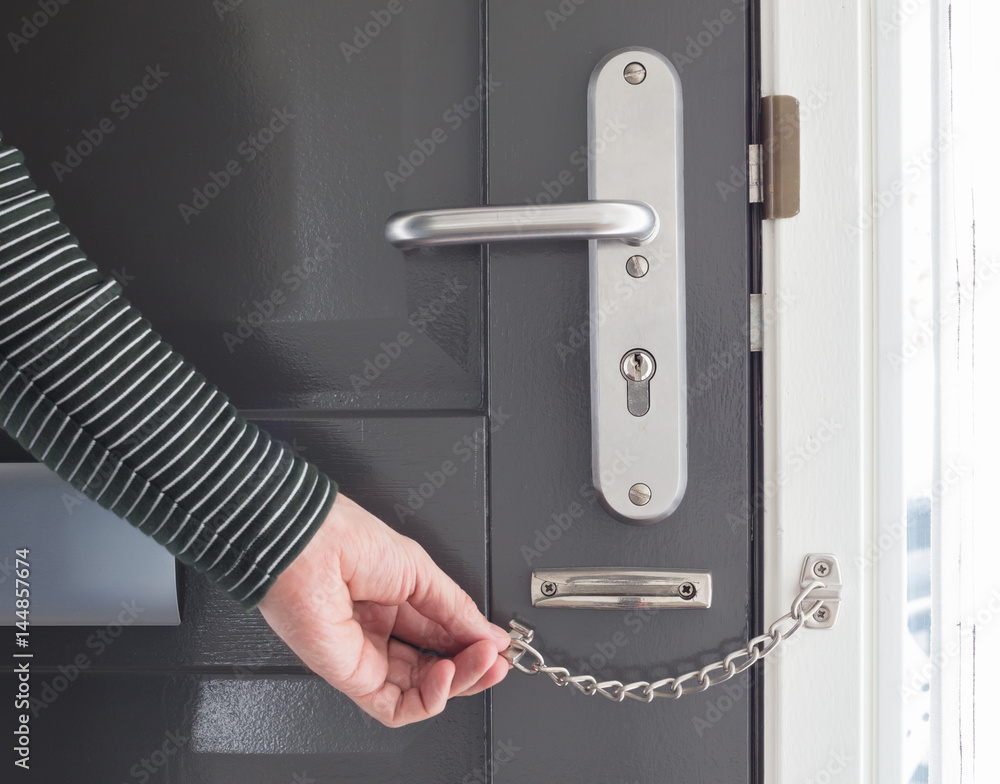 Naklejka premium Door chain on a grey door