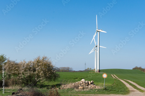 Windkraft zur alternativen Stromerzeugung photo