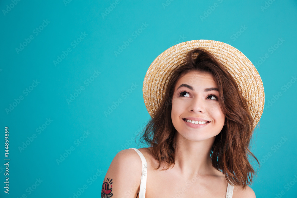 Obraz premium Close up portrait of a smiley young girl in straw hat