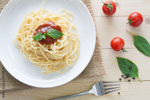 spaghetti with fresh tomatoes basil italian herbs