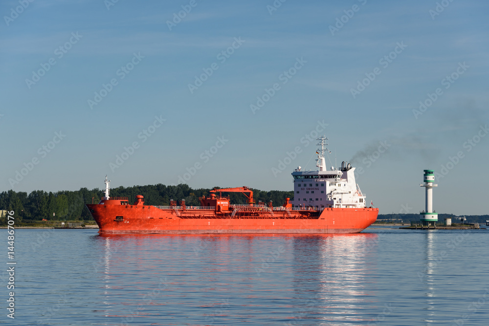 Fototapeta premium Tankschiff passiert den Leuchtturm in Kiel Friedrichsort