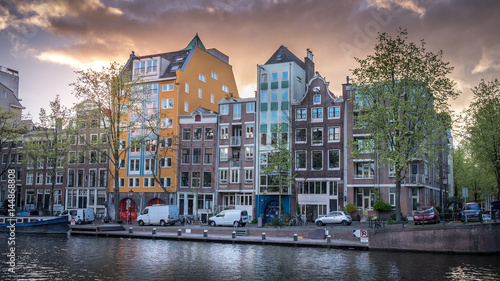 Häuserfront an einem Amsterdamer Kanal im Sonnenuntergang