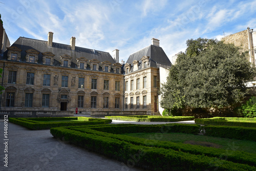 Jardin de l'hôtel de Sully dans le Marais à Paris, France