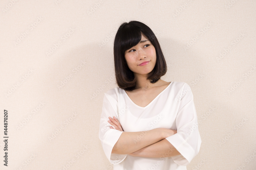 美人の女性 腕を組む ポーズ 美人の女性 腕を組む ポーズ