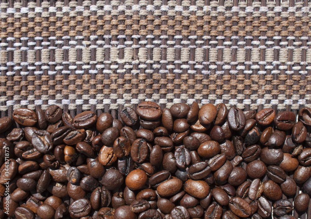 Naklejka premium coffee beans and brown ornamental pattern