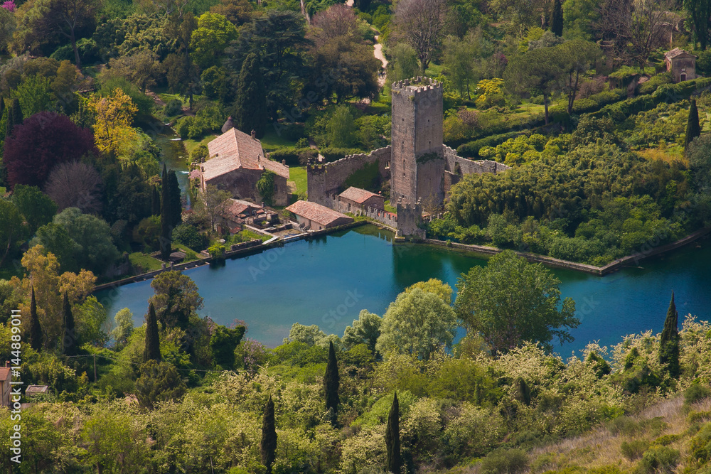 Vista aerea del famoso giardino di Ninfa in Lazio