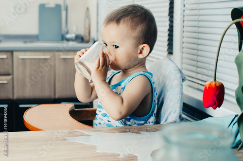 Fotografia Beautiful little boy drinking milk