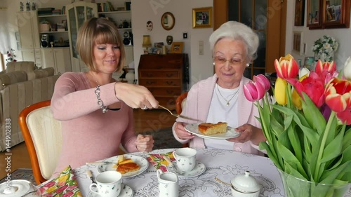 Seniorin mit Tochter/Enkelin/Betreuerin