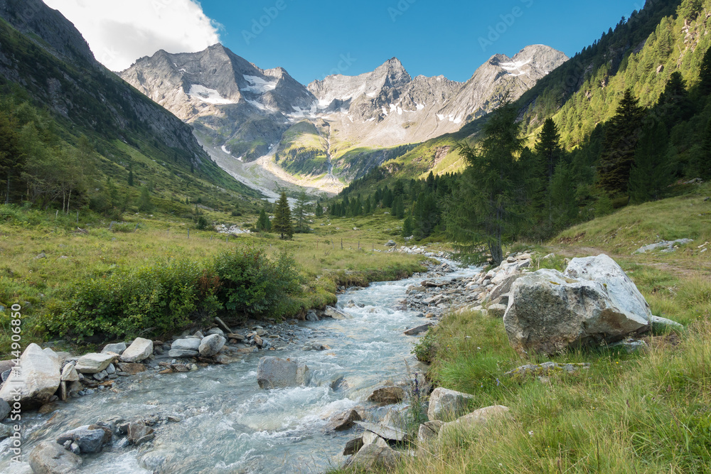 Gletscherfluß in den Alpen im Frühjahr
