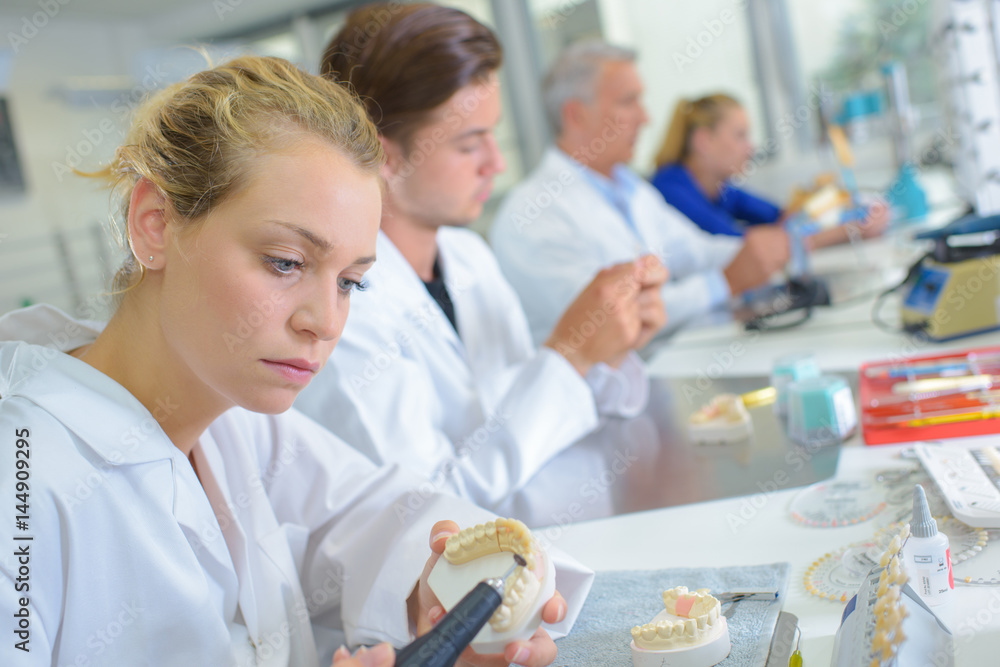 Obraz premium making artificial teeth