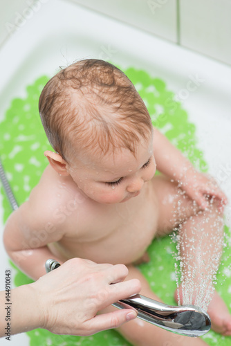 Tempering shower for baby photo