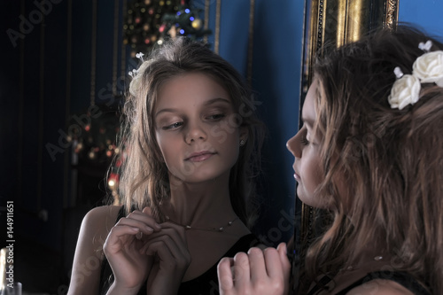 Valokuvatapetti Girl admires herself in the mirror