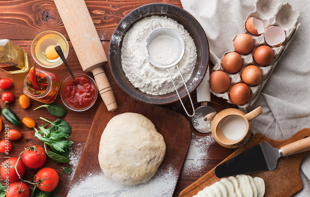 Fototapeta premium Szefowa krok po kroku przygotowuje margaritę do pizzy. Składniki ciasta i pizzy