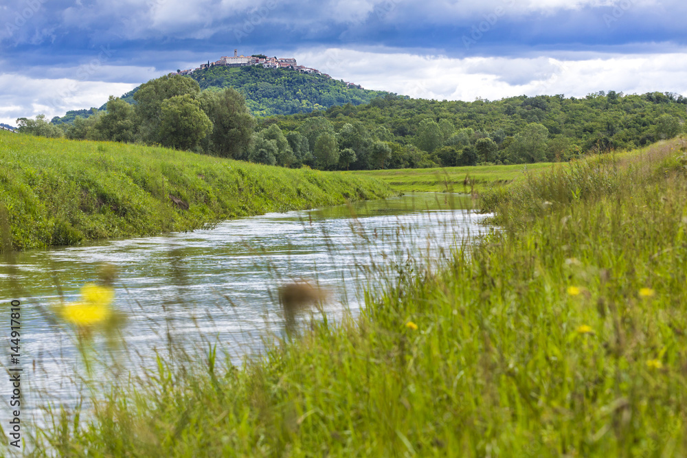 Fototapeta premium Kroatien, Istrien, Mirnatal mit Blick nach Motovun