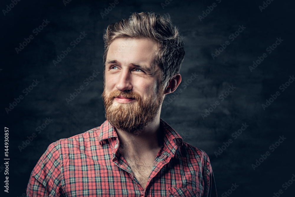 Obraz premium Bearded male dressed in a red fleece shirt makes conversation.