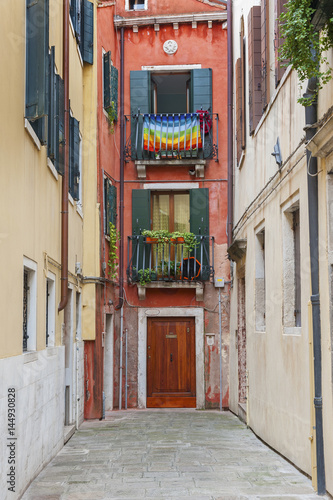 Fototapeta Naklejka Na Ścianę i Meble -  Colorful residential house in Venice, Italy