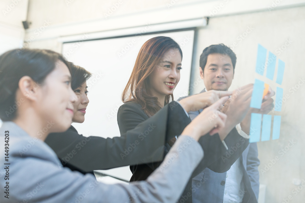 Obraz premium Group of business people discuss on the same target