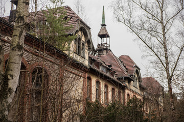 Wandcirkels Oud Ziekenhuis Beelitz Verlaten gang in Beelitz Heilstätten  © Merlot Levert