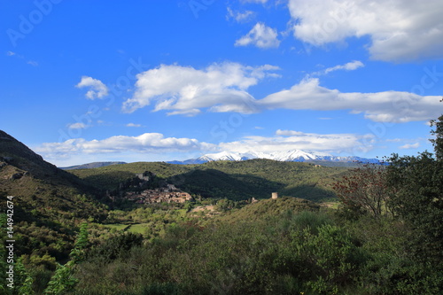 Village de Castelnou et pic du Canigou dans les Aspres, Pyrénées orientales