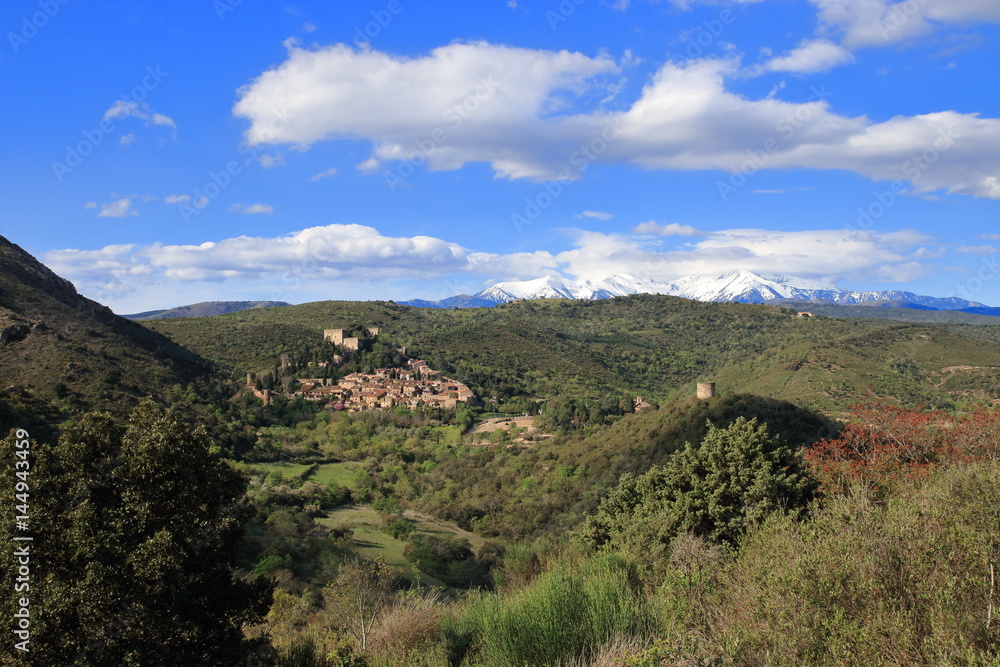 Village de Castelnou et pic du Canigou dans les Aspres, Pyrénées orientales Village de Castelnou et pic du Canigou dans les Aspres, Pyrénées orientales