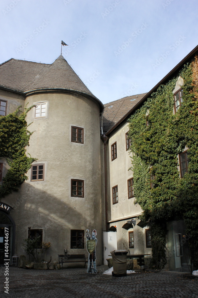Steiermark: Innenhof der berühmten Burg Oberkapfenberg