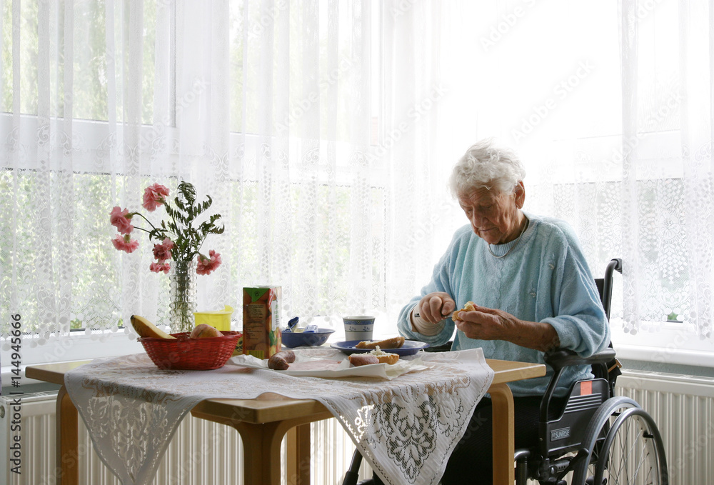 Rentnerin in einem Pflegeheim  - obrazy, fototapety, plakaty 