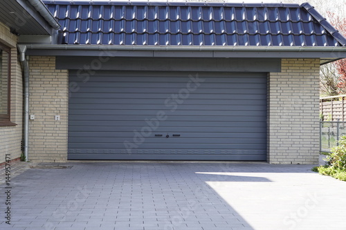 Garage mit grauem Doppeltor