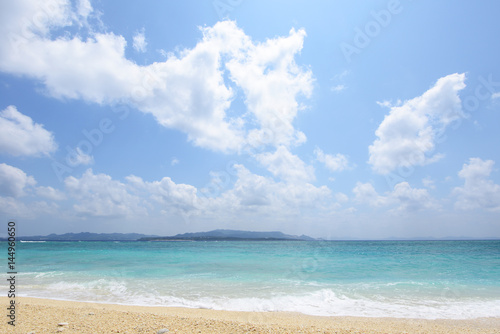 沖縄の美しい海とさわやかな空