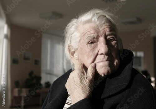 Rentnerin in einem Pflegeheim  © Anke Thomass