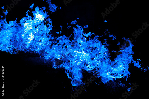 Fuoco fiamme blu isolato su sfondo nero photo