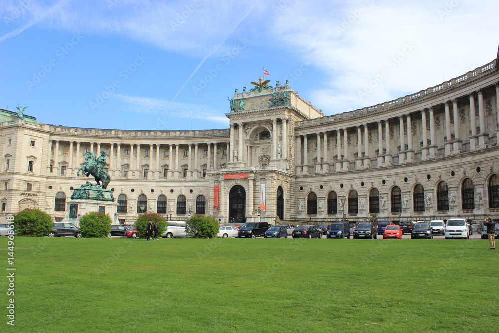Wien: Blick über den Heldenplatz mit Hofburg, Nationalbibliothek und Denkmal für Prinz Eugen