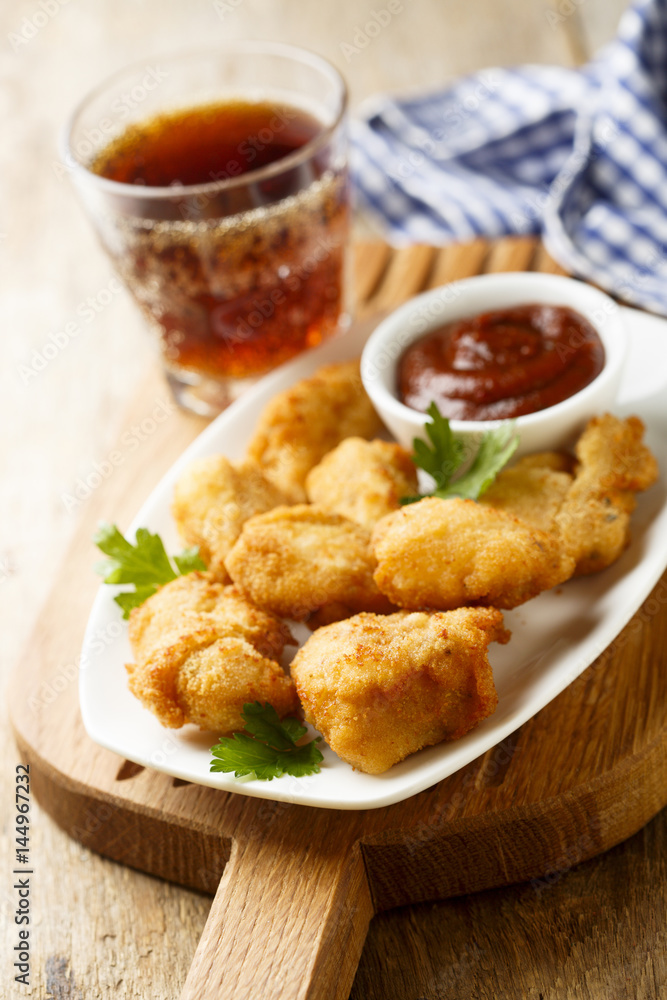 Chicken nuggets with tomato sauce