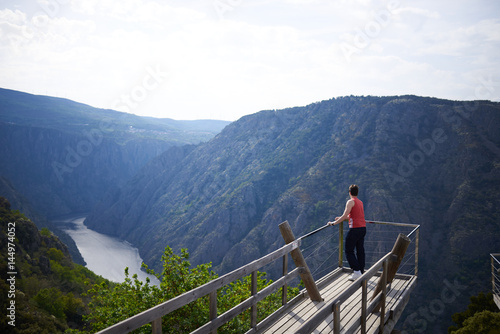 Hombre joven admirando el paisaje de los cañones del Sil desde un mirador