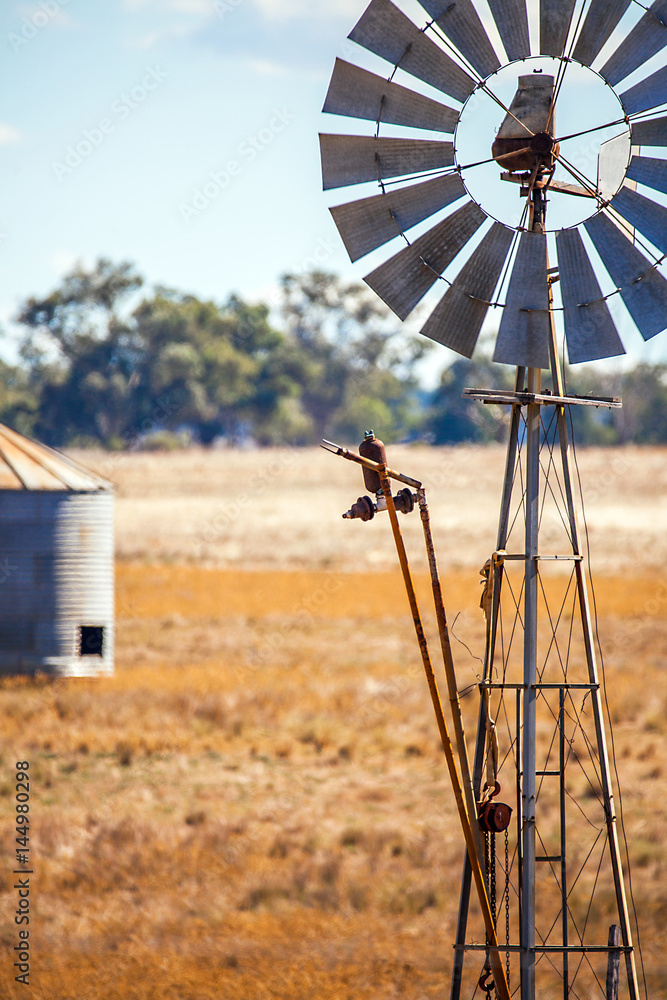 Western-Windrad in der Nähe von Dabbo New Soth Wales Australien Stock Photo  | Adobe Stock