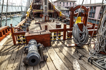 Plexiglas schilderij Schip Houten piratenschip in haven Genua  © Sergey Yarochkin