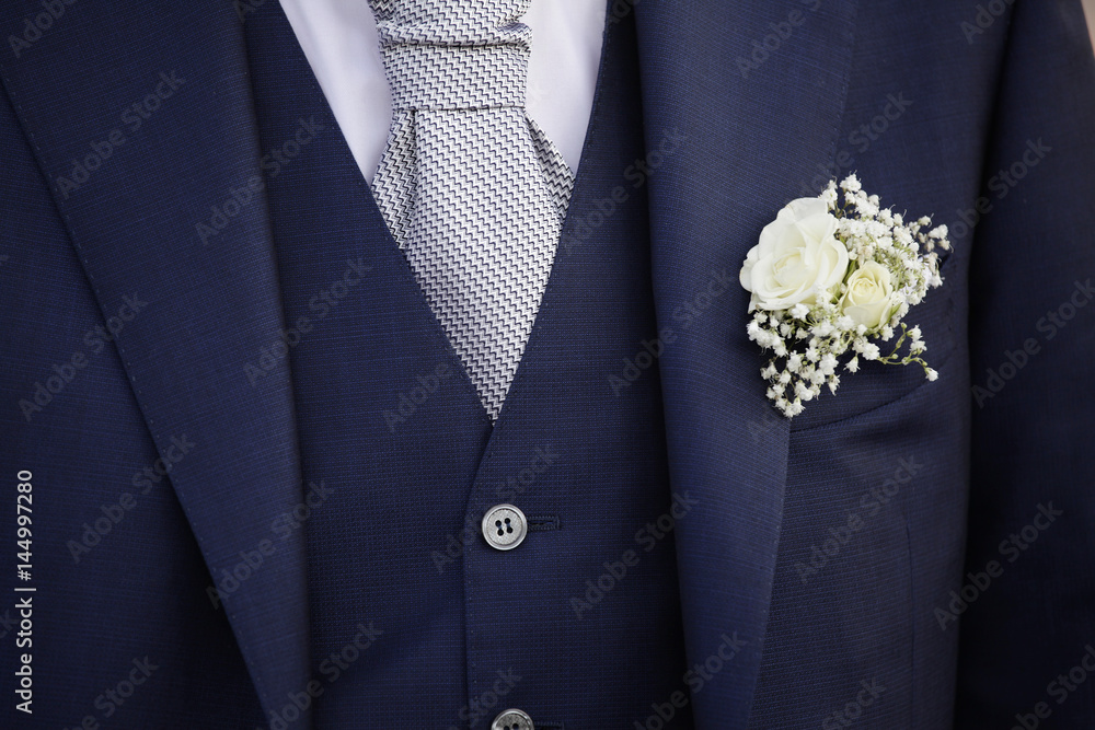 Dettaglio di abito da sposo con evidenza di giacca, camicia, gilet e fiore  all'occhiello Stock-bilde | Adobe Stock