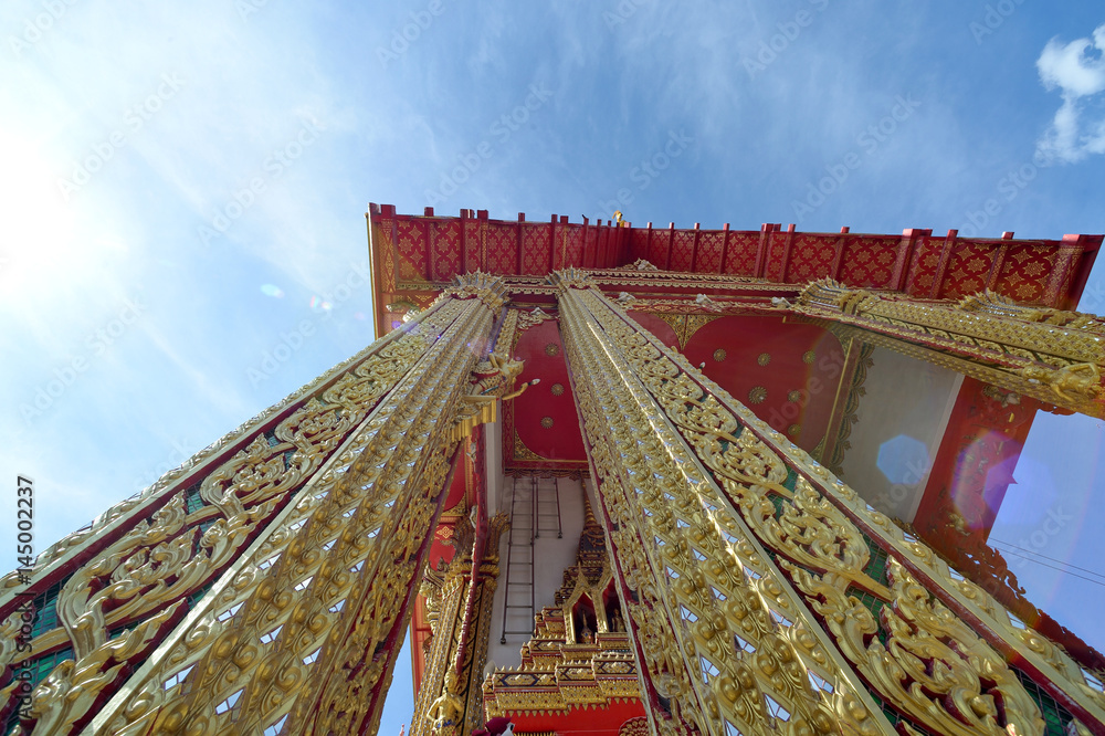 Fototapeta premium temple roof on bluesky