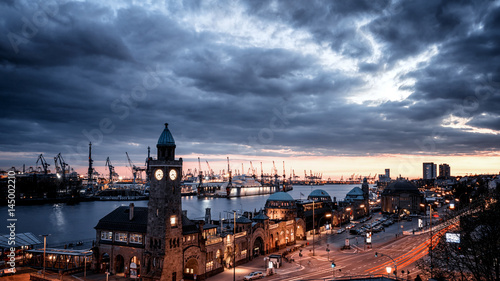 Landungsbrücken Hamburg bei Sonnenuntergang