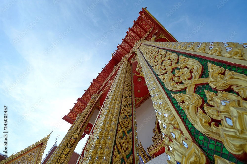 Fototapeta premium temple roof on bluesky