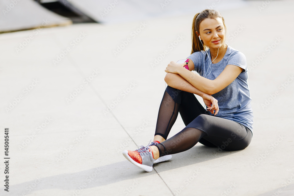 Naklejka premium Young woman having exercise outdoors